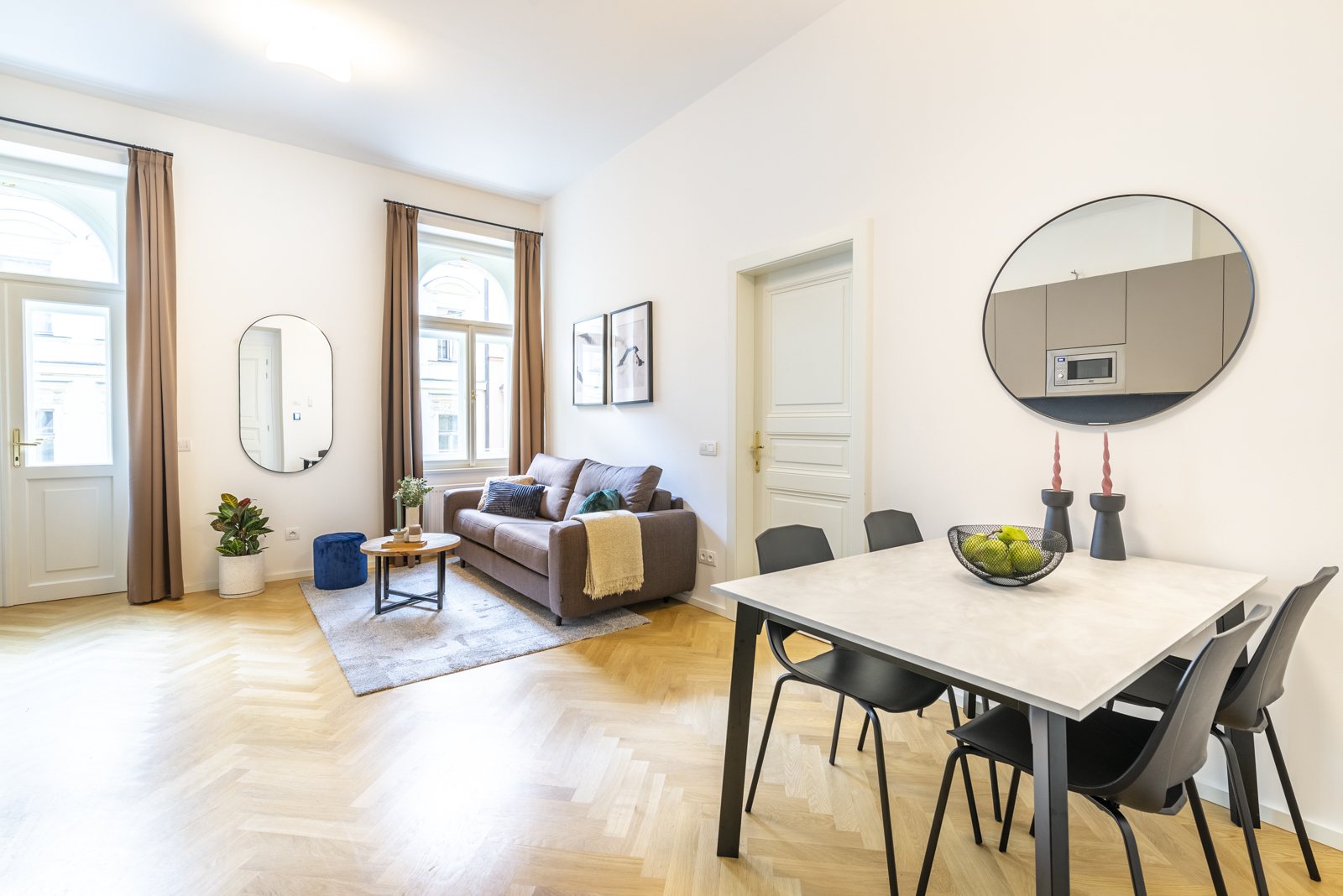 Obývací pokoj s jídelním stolem v apartmánu s ložnicí