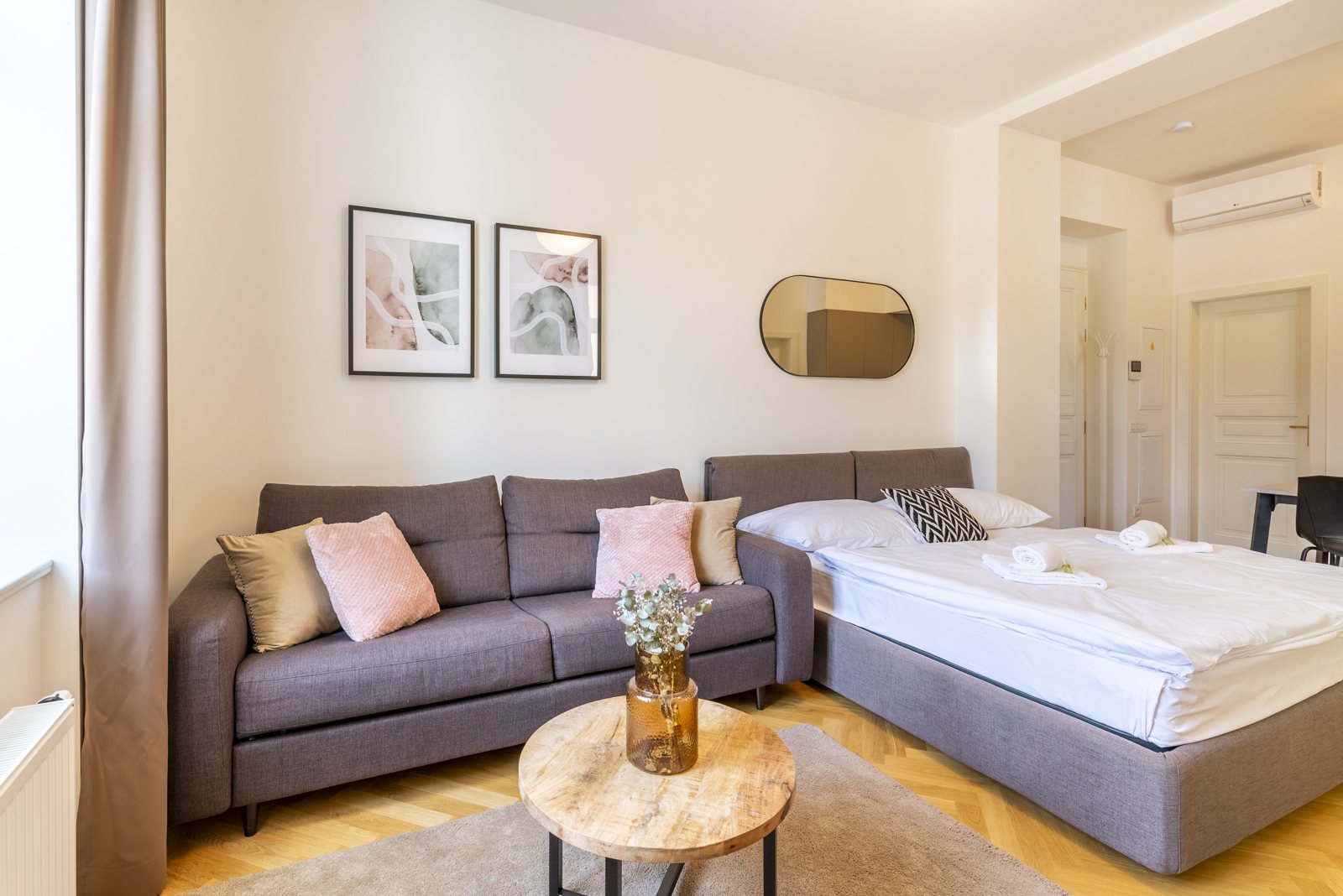 Pohovka a postel v apartmánu se 2 ložnicemi