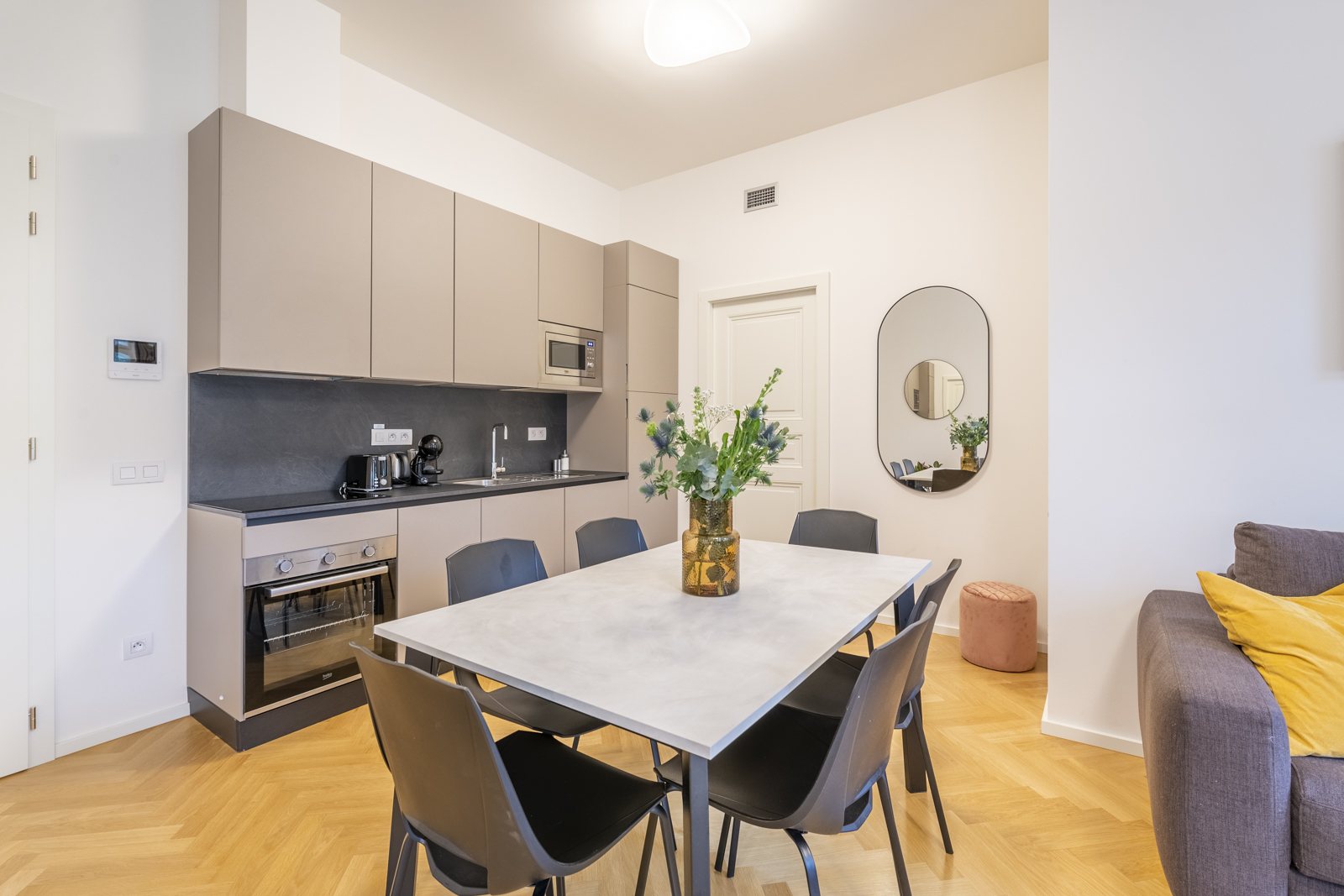 Prostřený stůl a kuchyňský kout v apartmánu Superior