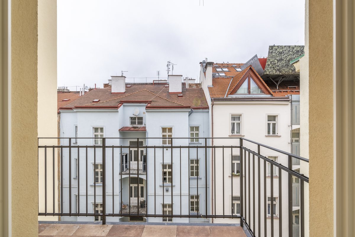 Pohled z balkonu rezidence na okolní domy