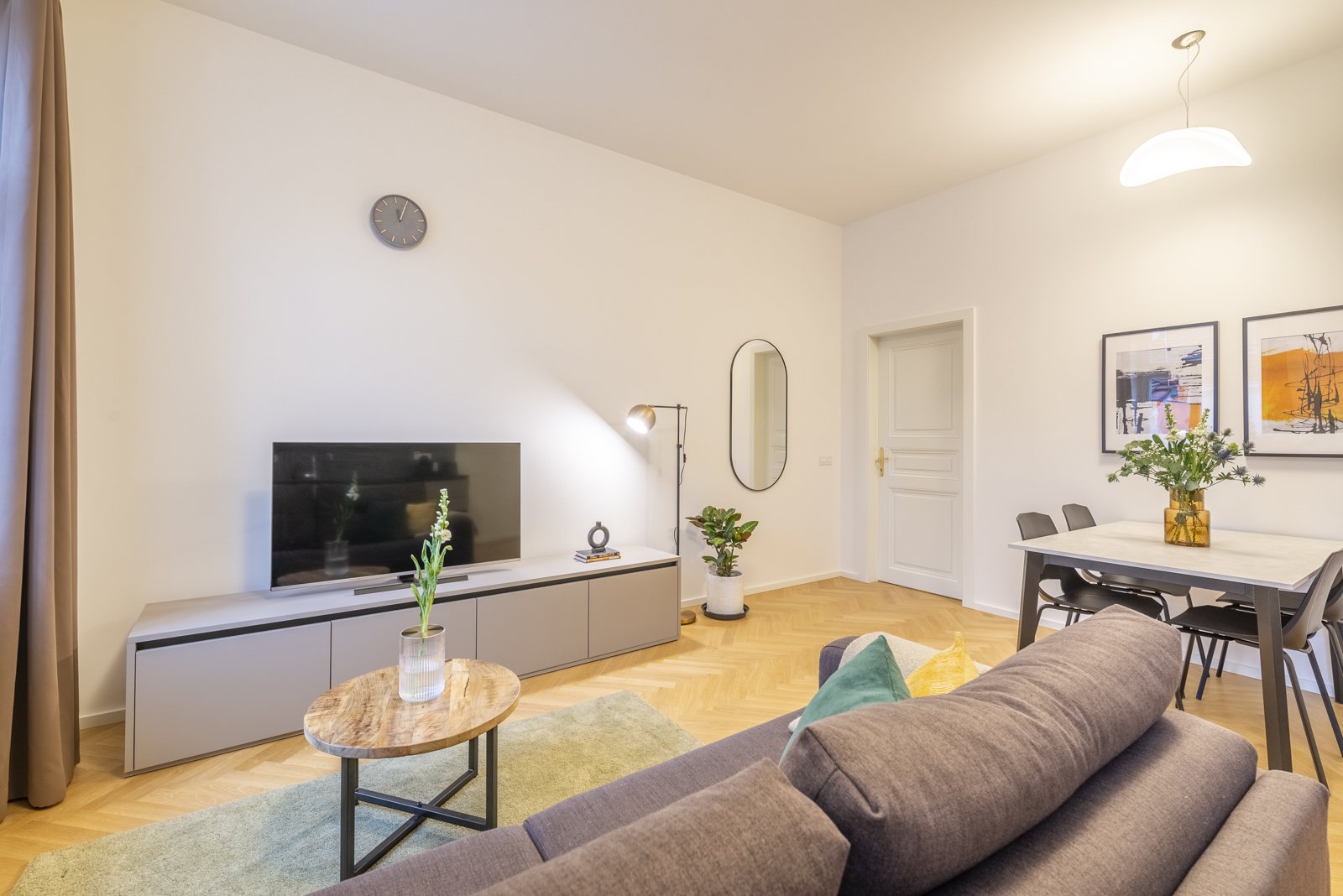 Obývací pokoj apartmánu s balkonem