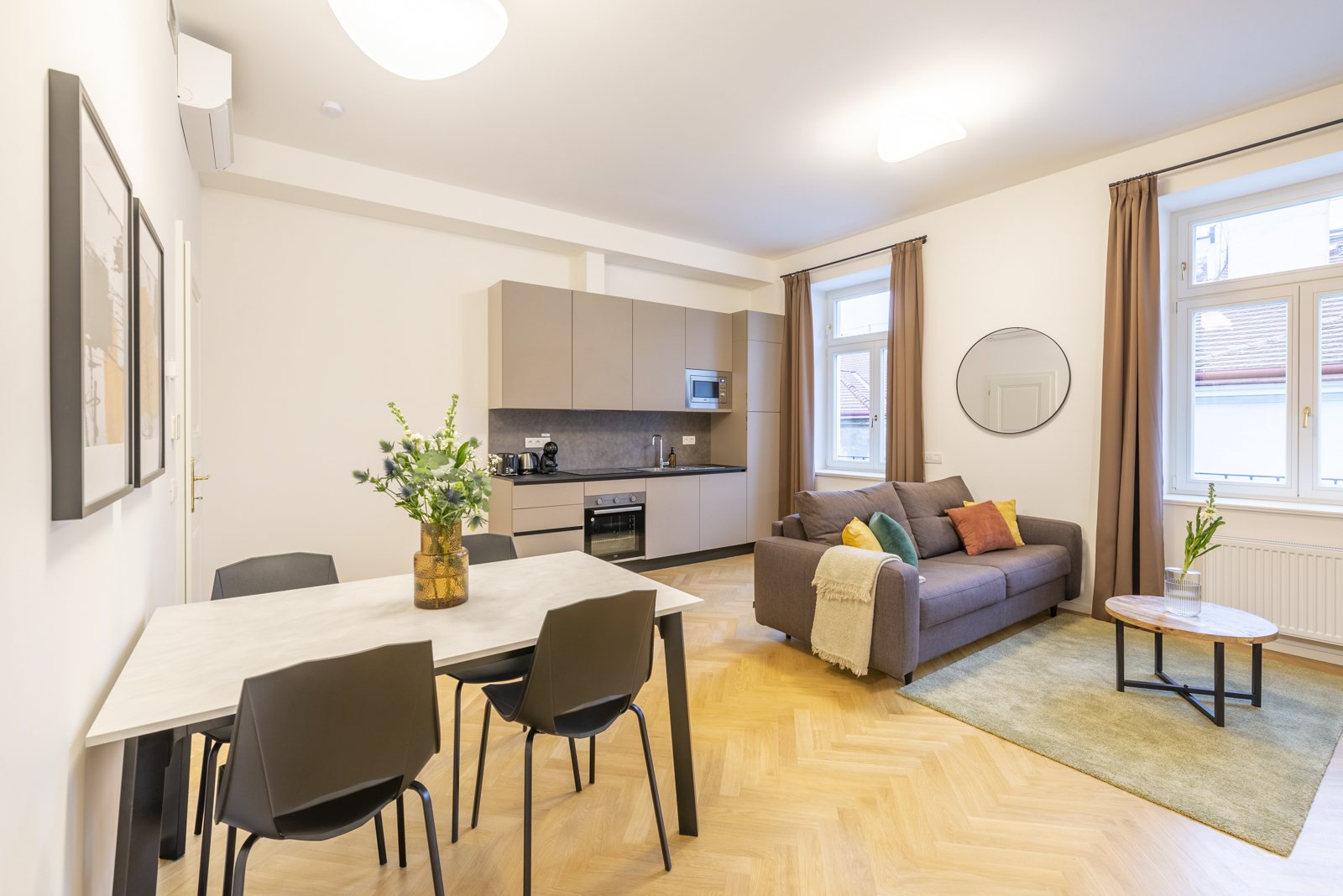 Světlý obývací pokoj apartmánu s balkonem