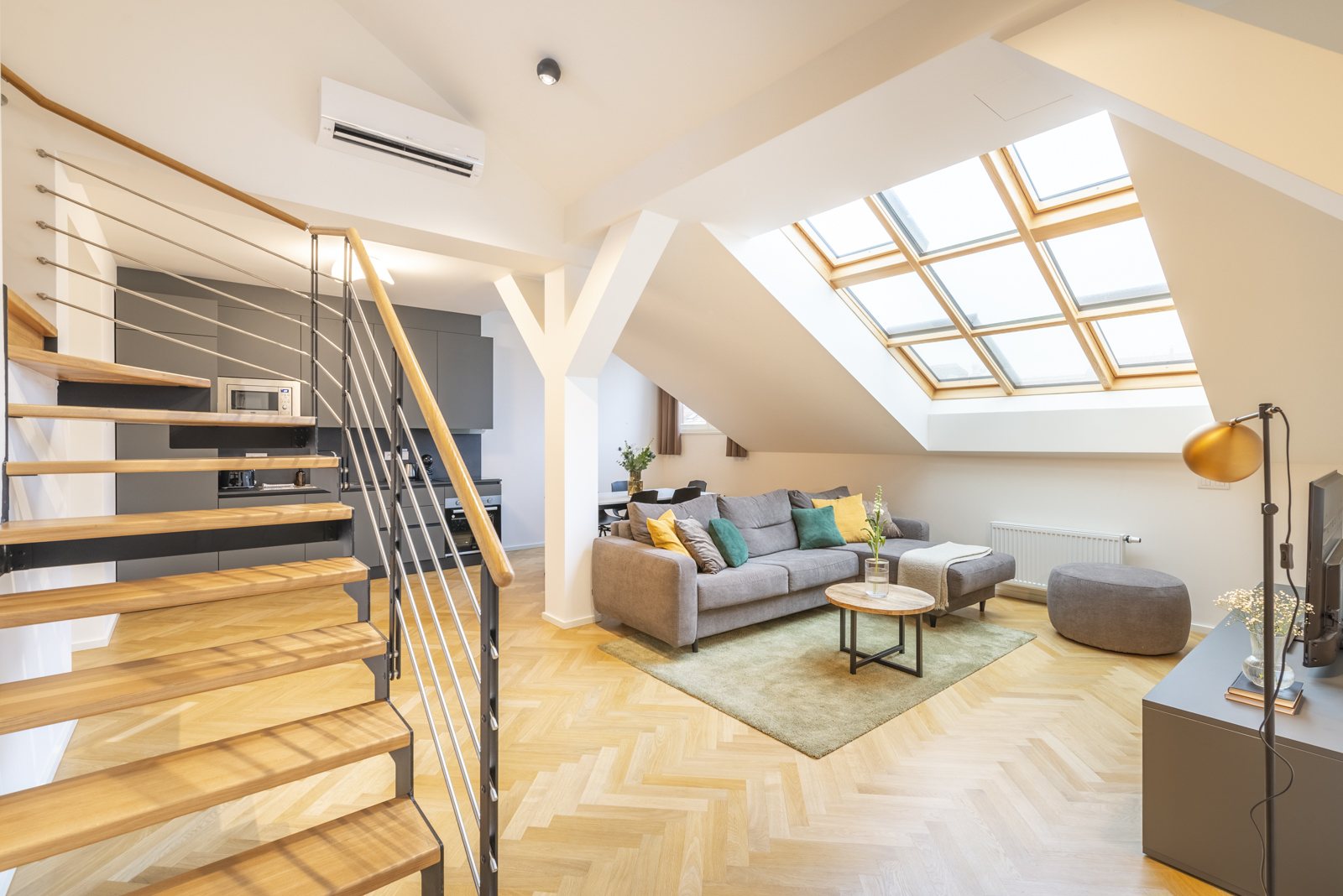 Dvoupodlažní apartmán se schodištěm a střešními okny
