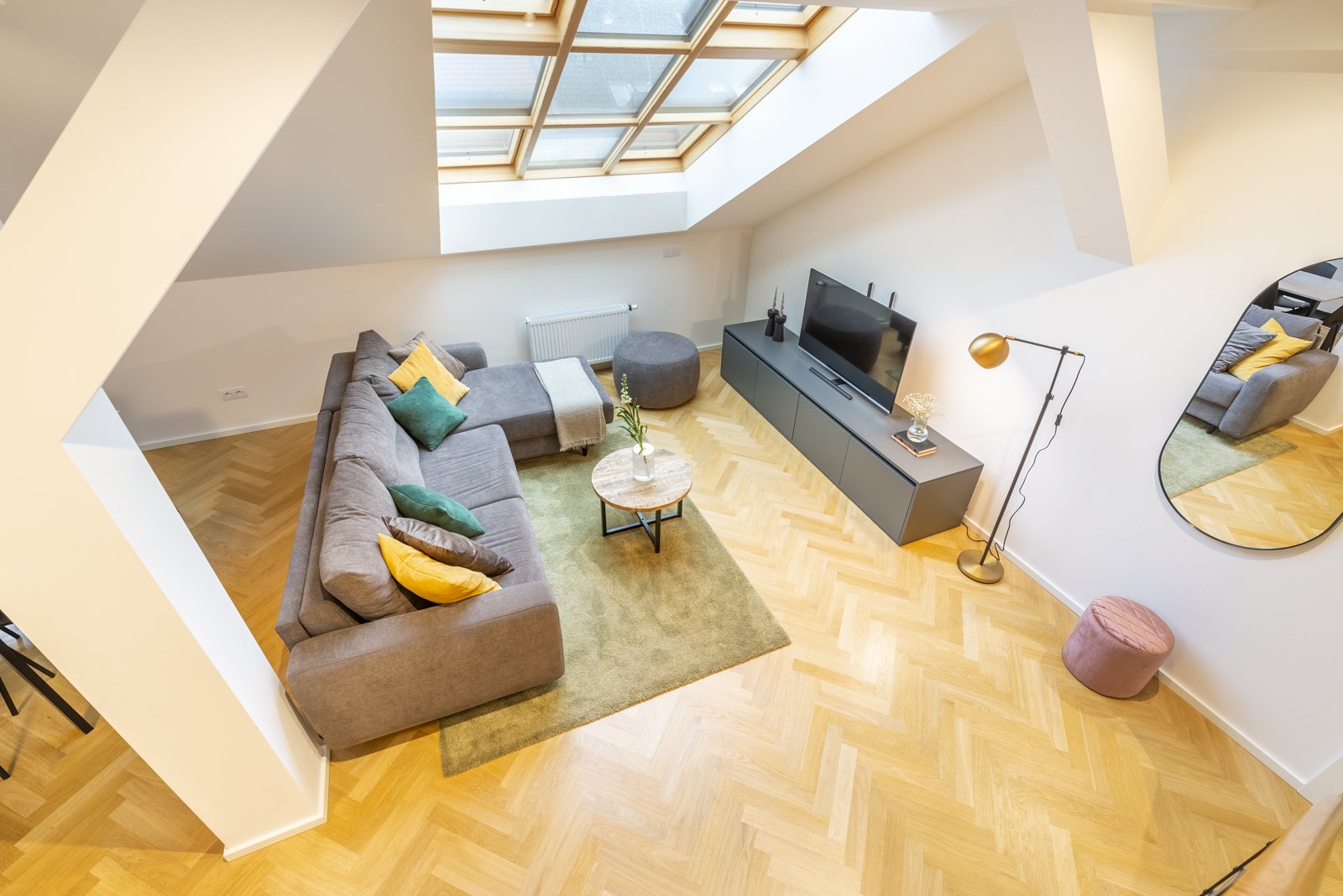 Obývací prostor dvoupodlažního apartmánu se střešními okny