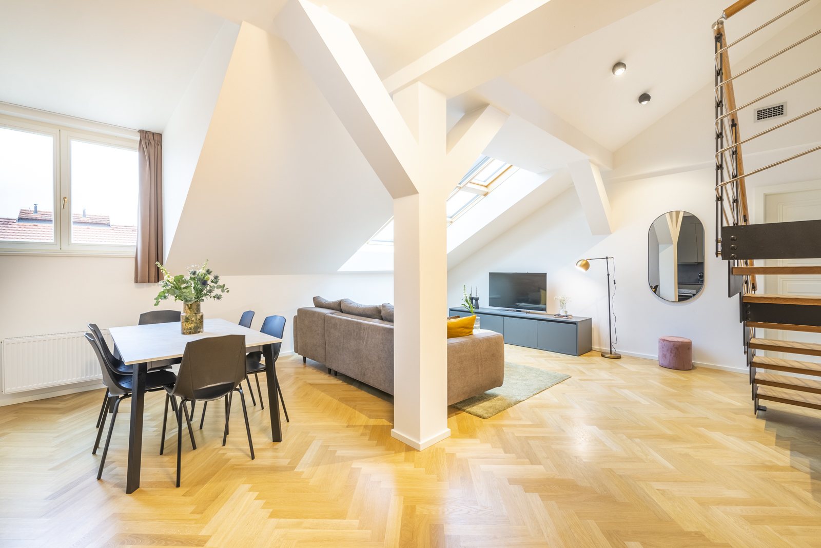 Jídelní stůl v dvoupodlažním apartmánu