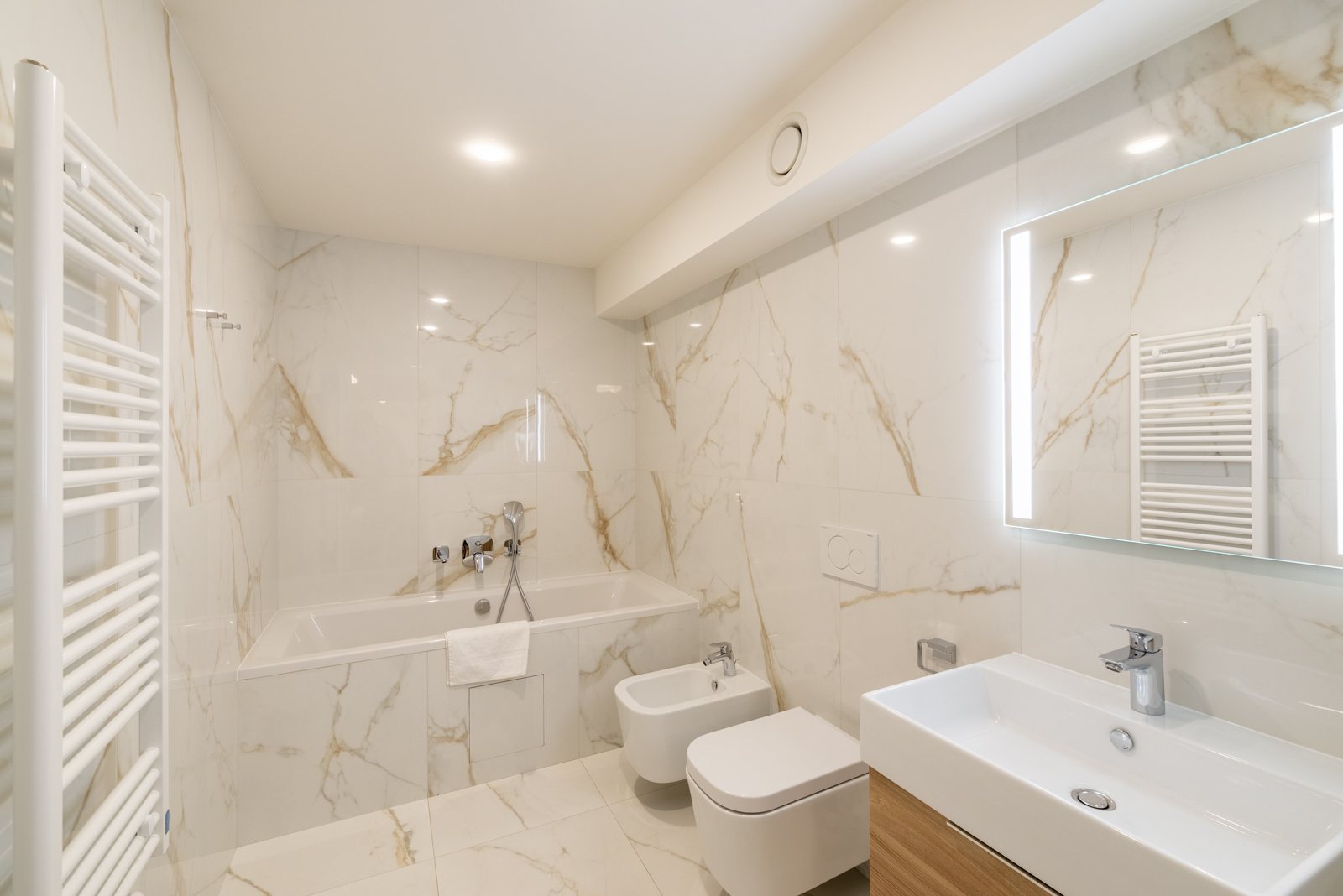 Mramorová koupelna s vanou v dvoupodlažním apartmánu