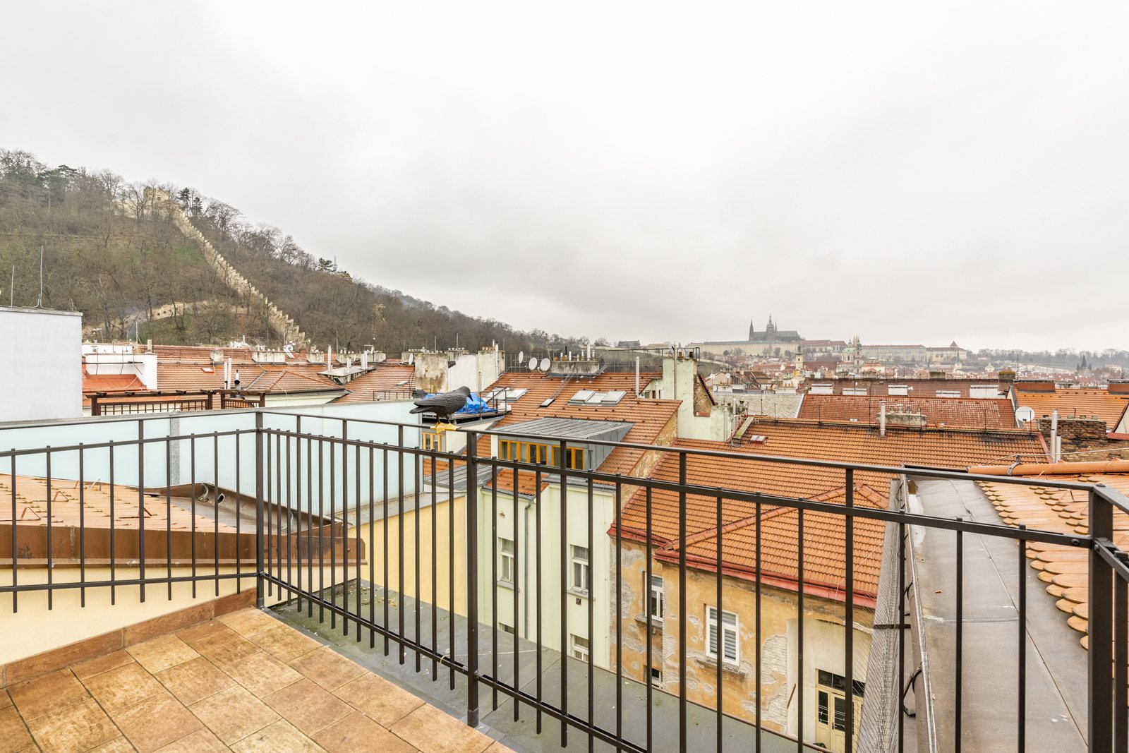 Výhled z terasy na Petřín a Pražský hrad